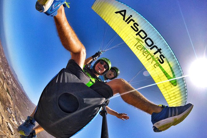 BRONZE tandem paragliding flight in South Tenerife, free pick up - Preparing for takeoff with your pilot