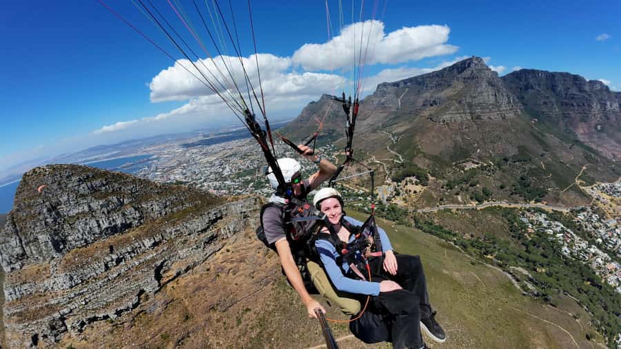 Cape Town: Tandem Paragliding with Instructor - Landing beside the ocean in Sea Point