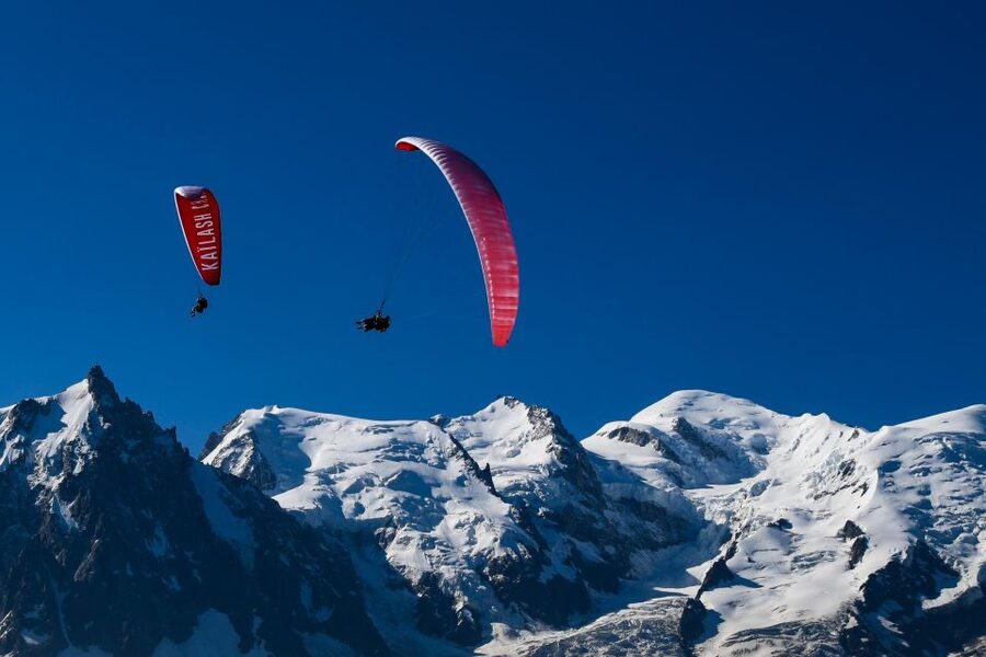 Chamonix: Tandem Paragliding Flight with Mont-Blanc Views - Choosing between a peaceful glide and aerial tricks