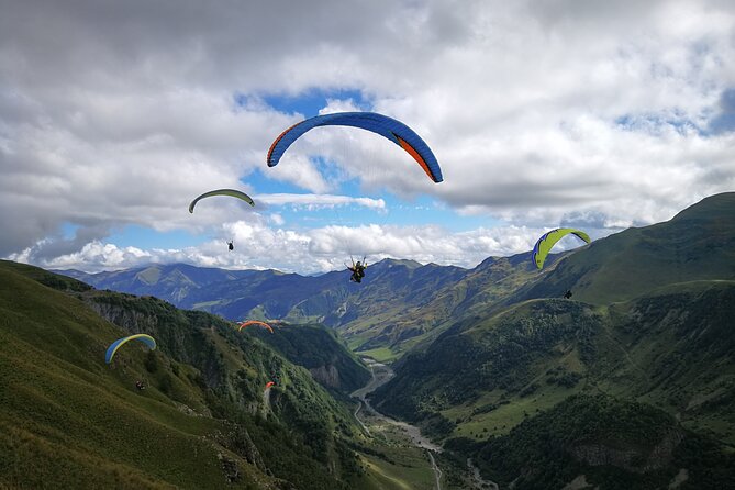 Cloudbase Paragliding in Gudauri, Georgia - Flying tandem with George or David