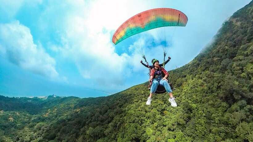 Da Nang: Paragliding with Views of Lady Buddha Statue 2025 - Returning to the launch spot