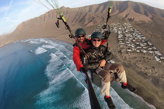 DISCOVERY FLIGHT tandem paragliding Lanzarote with pro pilot - The meeting point is the part to plan carefully