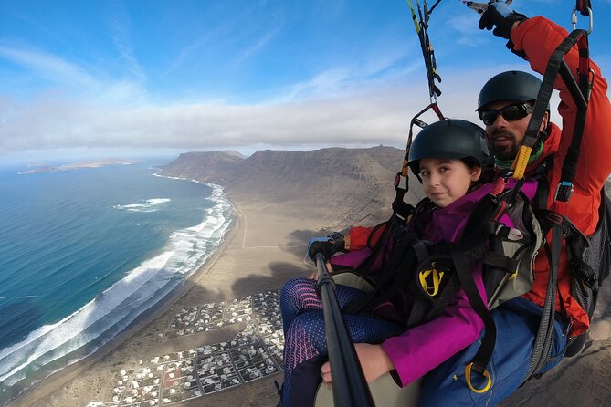 DISCOVERY FLIGHT tandem paragliding Lanzarote with pro pilot - Who will enjoy this flight most