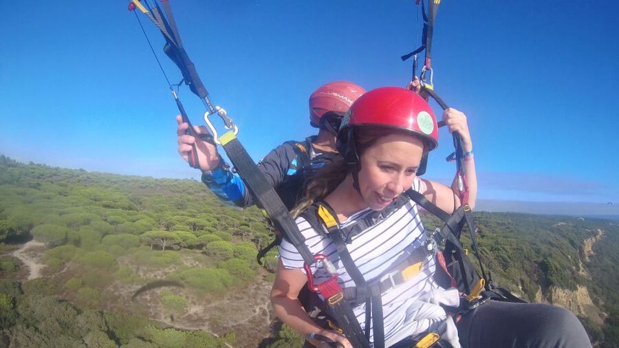 From Lisbon: Paragliding Flight with Transfers - Who should book this flight?