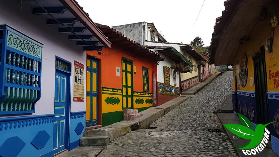 From Medellín: Paragliding Flight and Guatape Tour - Should you book the Cocorná and Guatapé combination?