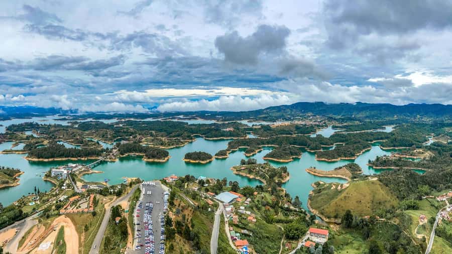 From Medellín: Paragliding Flight and Guatape Tour - Who should book this day