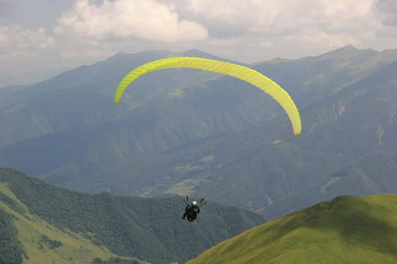 Georgia: Paragliding tandem flight in Gudauri with video - Safety comes before the scenery