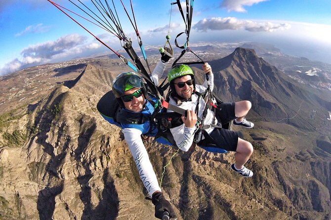 GOLD paragliding flight including videos/photos, t-shirt and a bottle of Cava - Key points before you book
