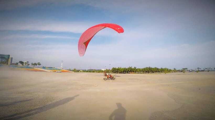 Halong Sky Tour: Powered Paragliding - Getting photos without missing the ride