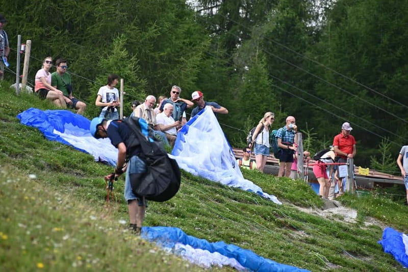 Innsbruck: Paragliding Adventure - A small team makes the preparation less rushed