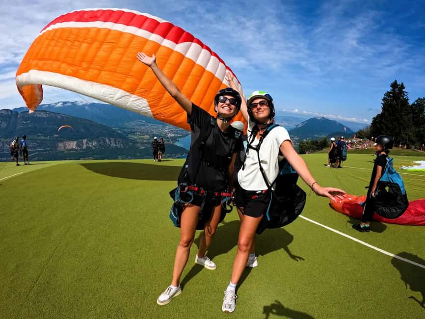 Lake Annecy: Winter Paragliding flight - A small group and a reassuring team