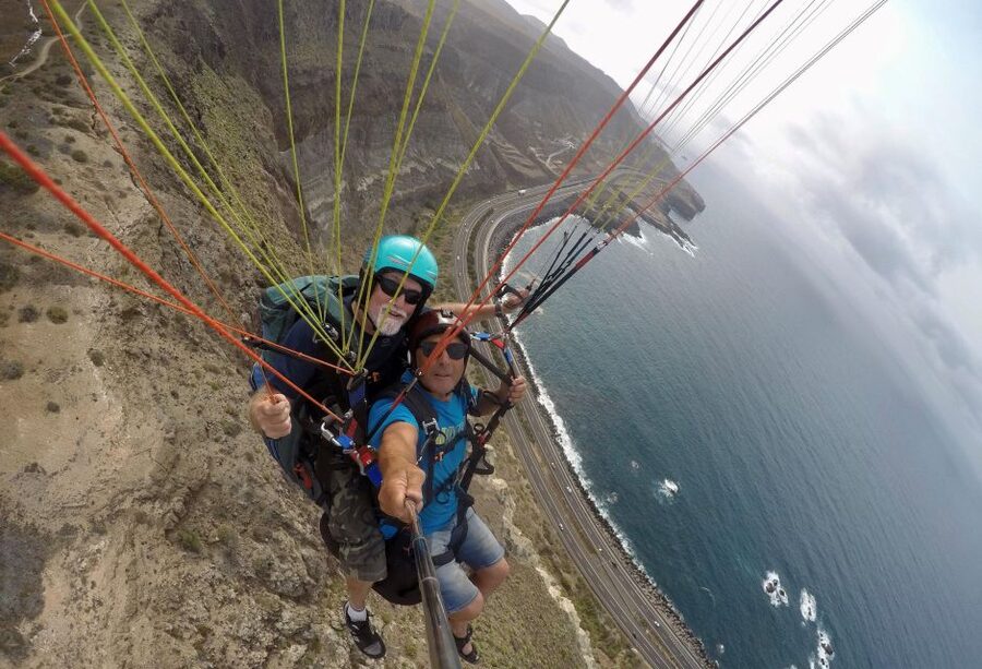 Las Palmas: tandem paragliding flights for everyone - Flying above Las Palmas without the roar of an engine
