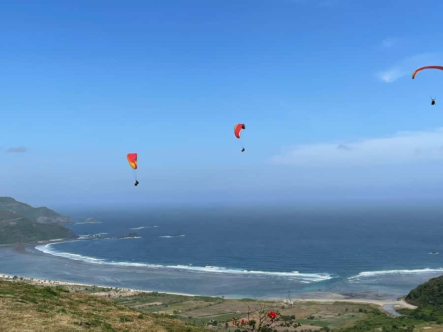 Lombok : Tandem Paragliding with Pilot & Beach Tour - What to bring and how to plan the day