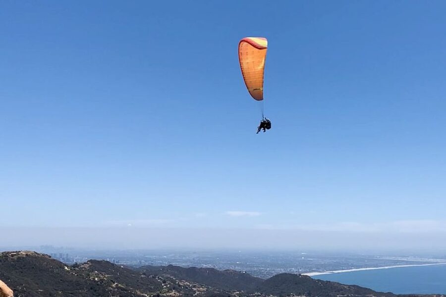Los Angeles: 30-Minute Tandem Paragliding Experience - Landing on the sand