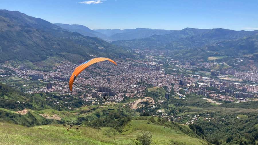 Medellín Paragliding - Go Pro Included - Registration, instructions, and the first lift