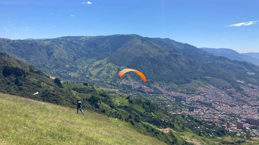 Medellín Paragliding - Go Pro Included - How this compares with a city viewpoint