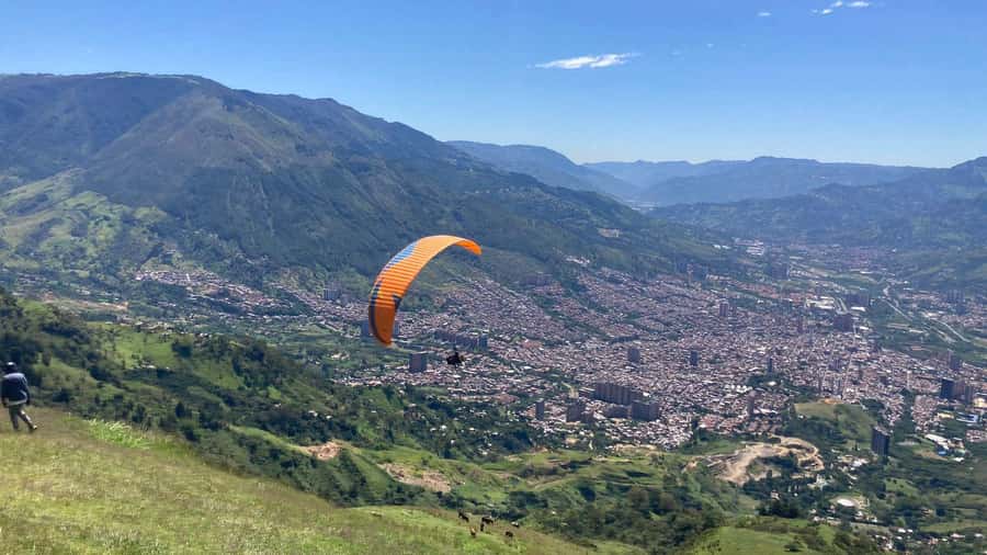 Medellín Paragliding - Go Pro Included - The 40-minute ride from Medellín