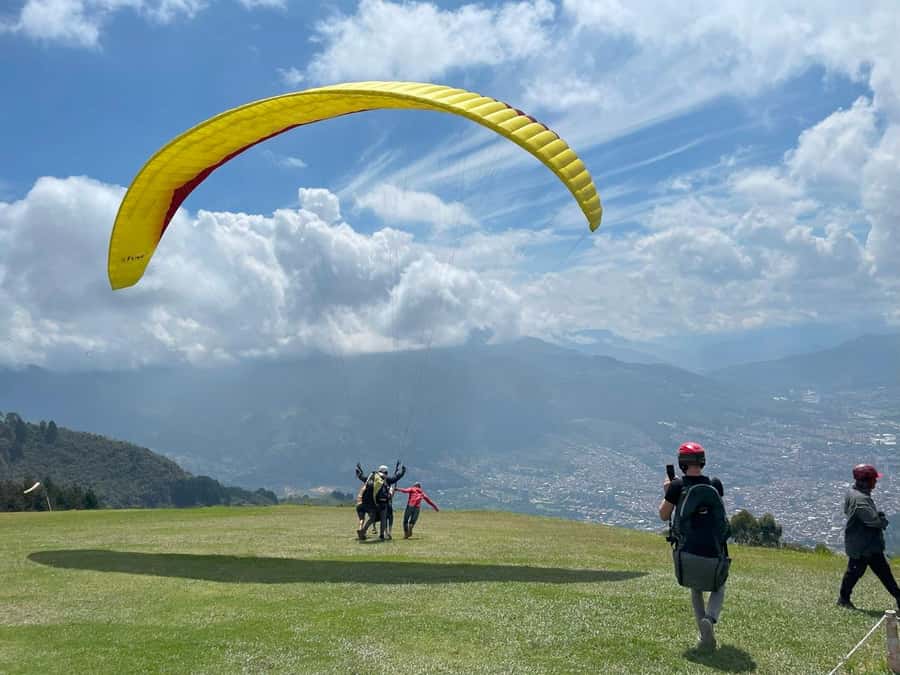 Medellín: Private Tour to Guatapé + Paragliding - Why combine Guatapé and paragliding?