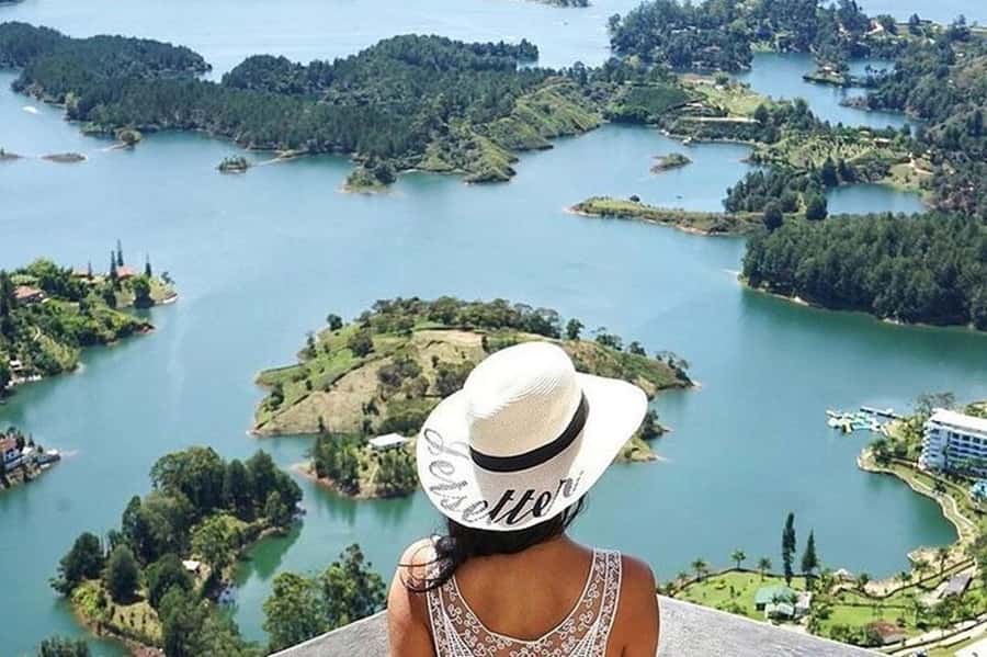 Medellín: Private Tour to Guatapé + Paragliding - El Peñol Rock and its 740 steps