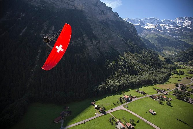 Mürren: Paragliding over the Lauterbrunnen Valley - Getting Ready at the Launch Field