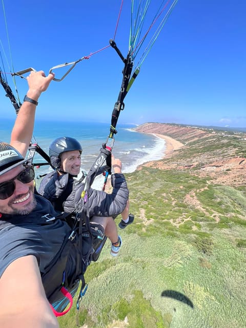 Nazare: Paragliding tandem flight - The people handling your flight