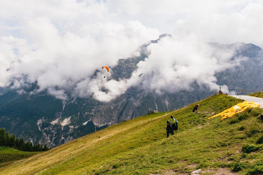 Neustift im Stubaital: Tandem Paragliding Flight - Preparing for the launch