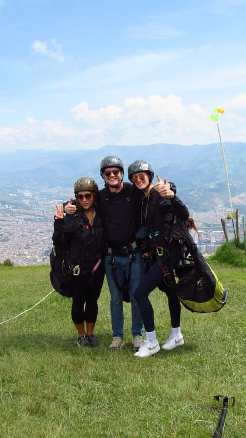 Paraglide over beautiful Medellin - What the flight feels like from takeoff to landing