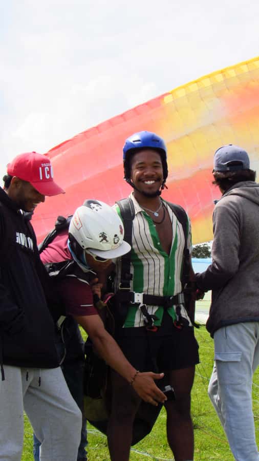 Paraglide over beautiful Medellin - Should you book the Way Colombian Tours flight?