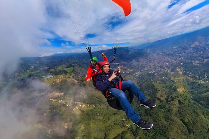 Paragliding flight in Medellin with expert pilots - A calm flight or extra adrenaline