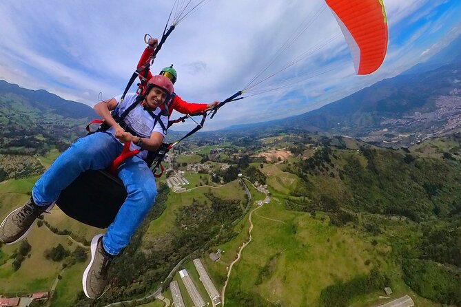 Paragliding flight in Medellin with expert pilots - Is $63 a fair price?