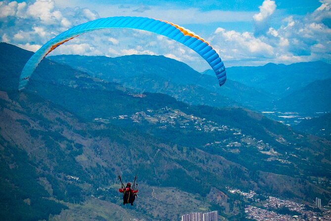 Paragliding flight in Medellin with expert pilots - Weather, cancellations, and practical limits