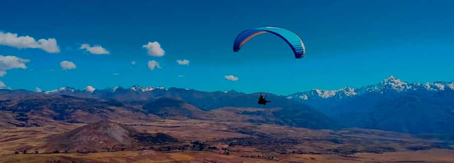 Paragliding flight through the Sacred Valley of the Incas - From Cusco to Racchi in about 50 minutes