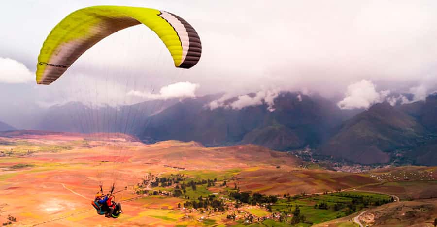 Paragliding flight through the Sacred Valley of the Incas - Preparing for flight at Cerro Sacro