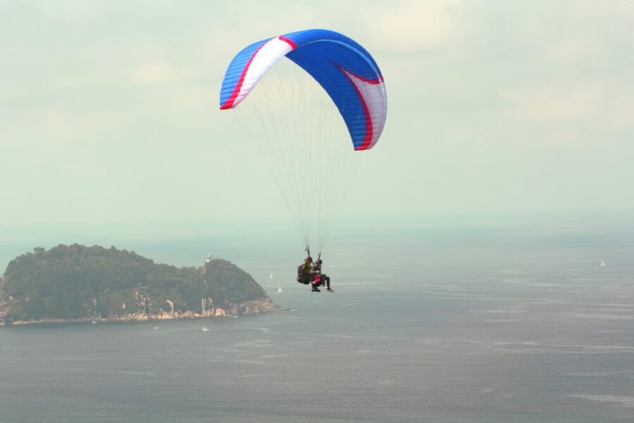 Paragliding in San Sebastian - Landing near Orio’s small beach