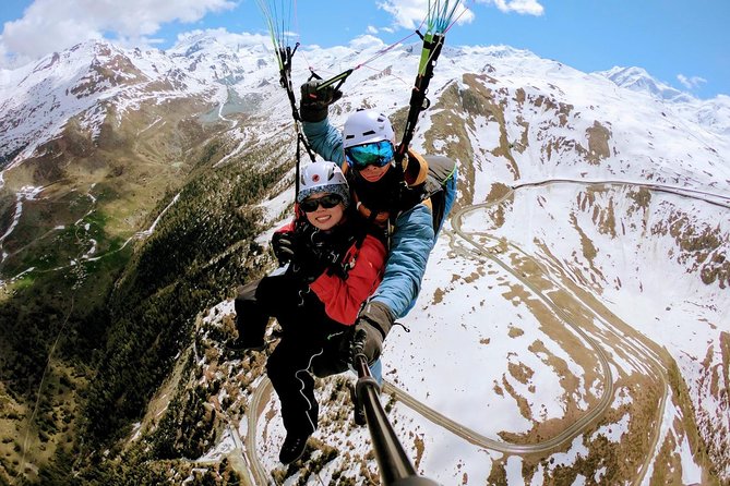 Paragliding mountain flight - Getting Ready for a Tandem Flight