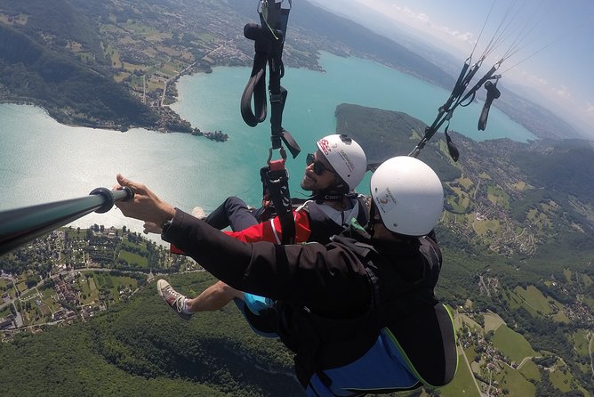 Paragliding Performance flight over the magnificent Lake Annecy - Getting ready for your first tandem flight