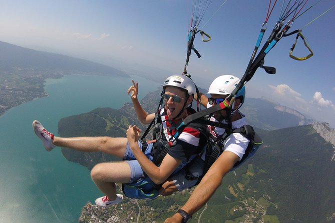 Paragliding Performance flight over the magnificent Lake Annecy - What the acrobatic part really means
