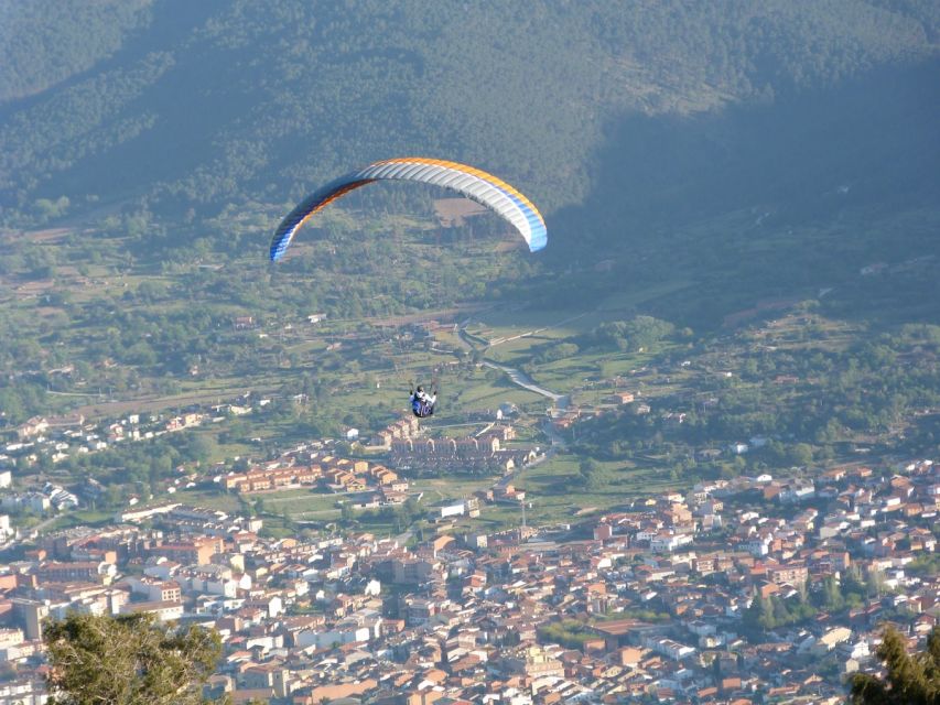 Paragliding Tandem Flight from Madrid - Daniel, Daye, and the value of a private group