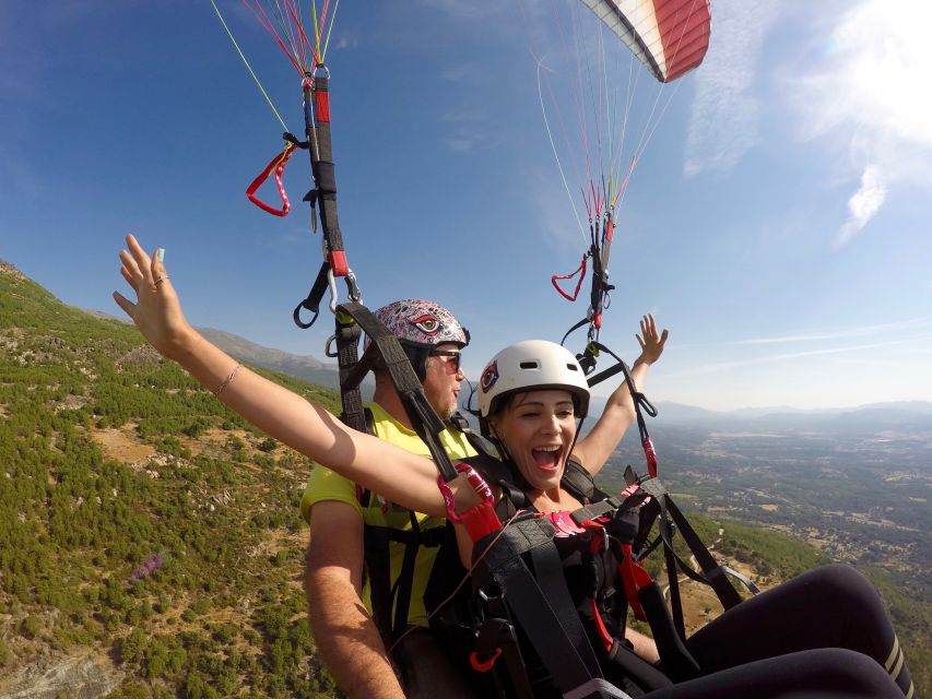 Paragliding Tandem Flight from Madrid - Who will enjoy this most?