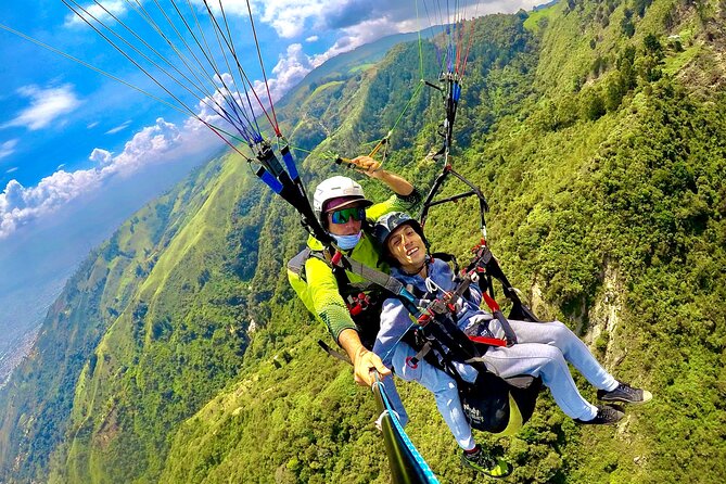 Paragliding With Xplore Colombia - The safety briefing before takeoff