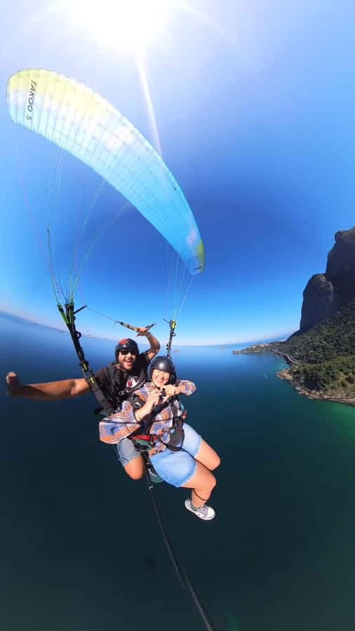 Rio de Janeiro : Paragliding Tandem Flights over Rio - The landing at São Conrado Beach