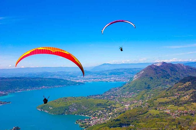 Sensation paragliding flight over the magnificent Lake Annecy - Launching from Col de la Forclaz above Lake Annecy