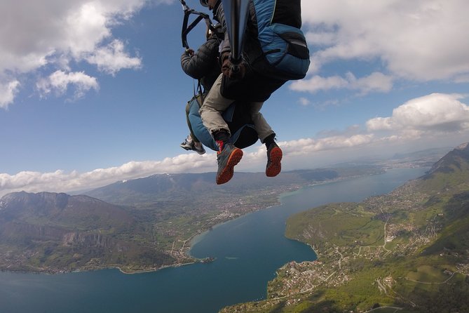 Sensation paragliding flight over the magnificent Lake Annecy - The pilot makes the difference