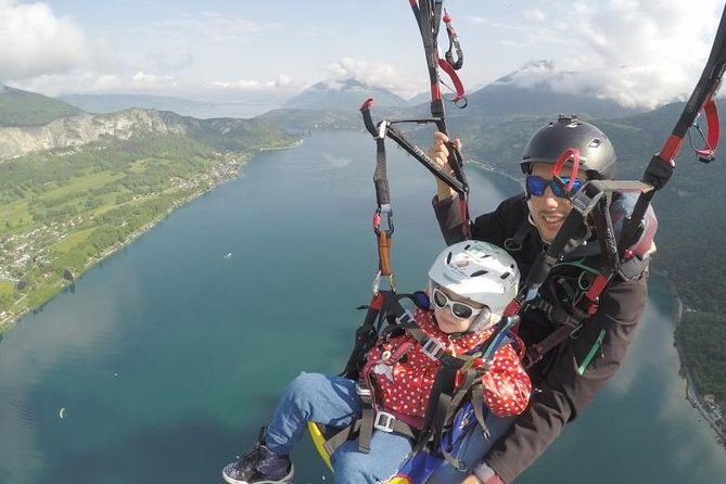 Sensation paragliding flight over the magnificent Lake Annecy - Lake Annecy from nearly 800 meters above