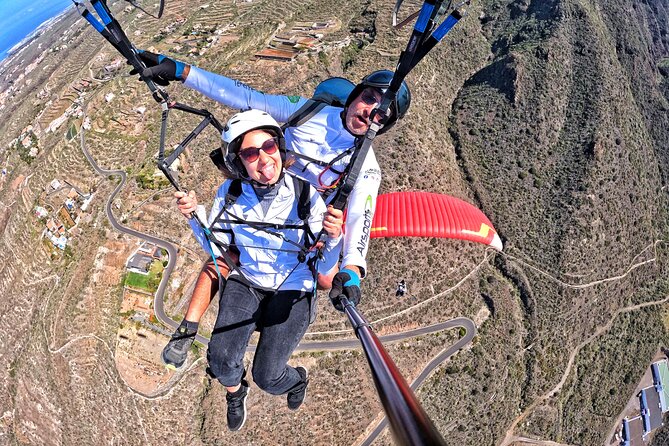 SILVER 1000m paragliding tandem flight above South Tenerife - The launch briefing and first running steps