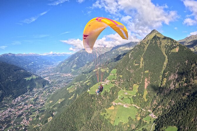 Tandem Paragliding Flight in Dorf Tirol, Merano - Flying above Merano with your pilot