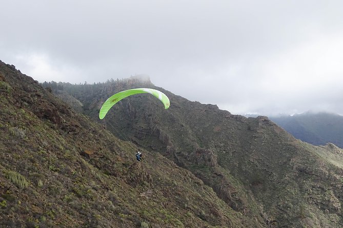 Tandem paragliding in Tenerife - Landing back near the coast