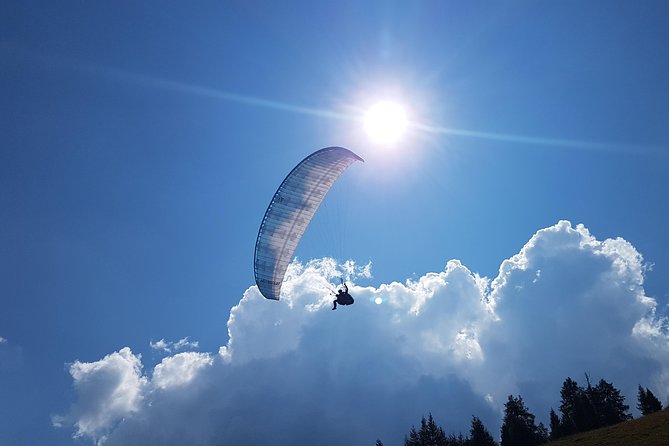 Tandem paragliding in the Stubai Valley near Innsbruck - Flying above the Stubai Valley for the first time