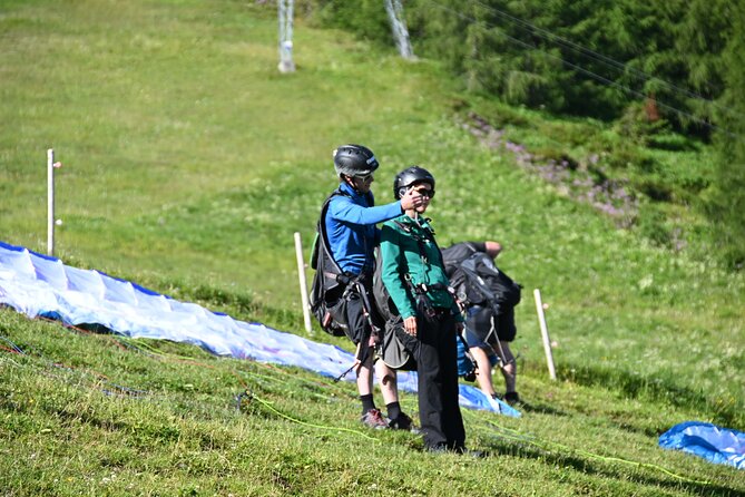 Tandem paragliding in the Stubai Valley near Innsbruck - Who will enjoy this most
