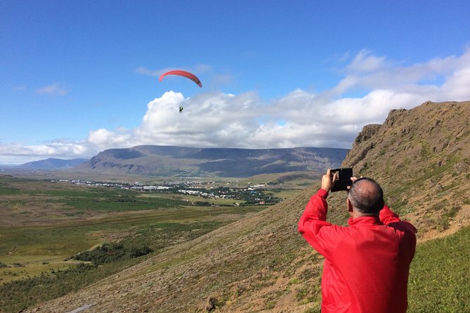 Tandem Paragliding over the Rugged Lava Fields at Blue Mountains - What the 10 to 15 minute flight feels like